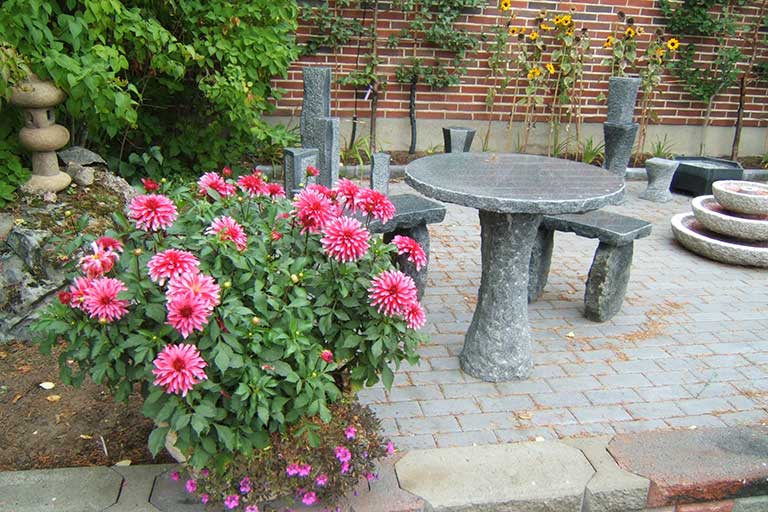 Kestäviä graniittituotteita ympärivuotiseen puutarhakäyttöön